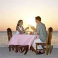 COUPLE HAVIN ROMANTIC DINNER