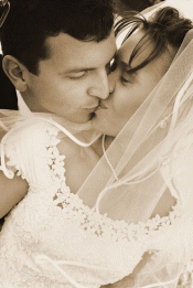 beautiful kiss of newly married 1