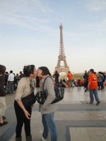 2 brats kissin in paris
